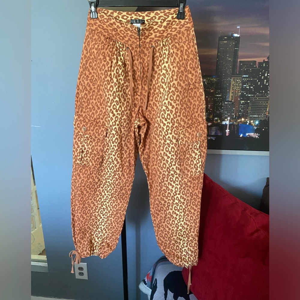Vintage VENUS Mid Rise Capri Pants Womens Size 2 Orange Cheetah Print 90s Vtg